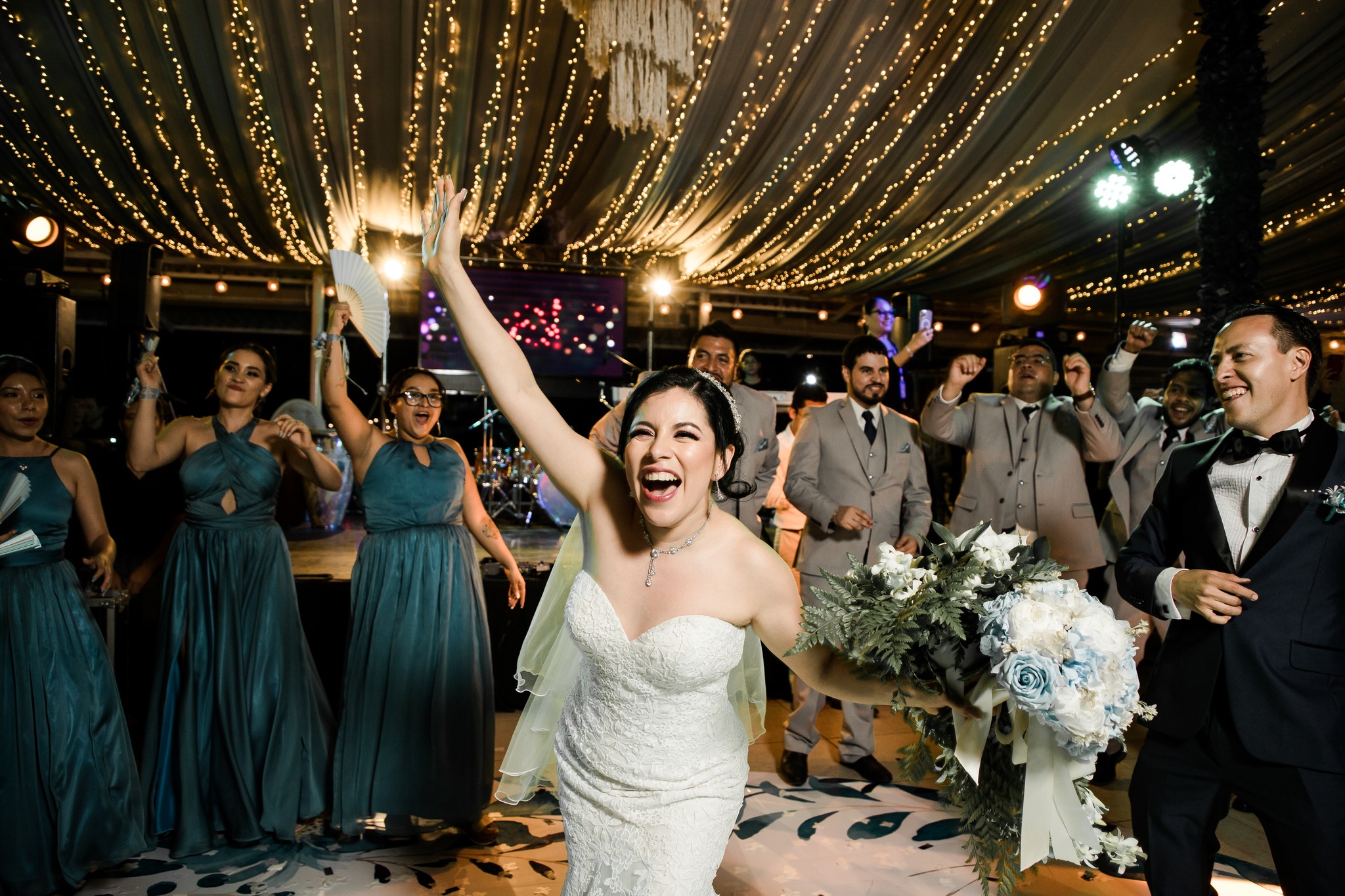 Novios celebrando su boda en Paraíso del Lago