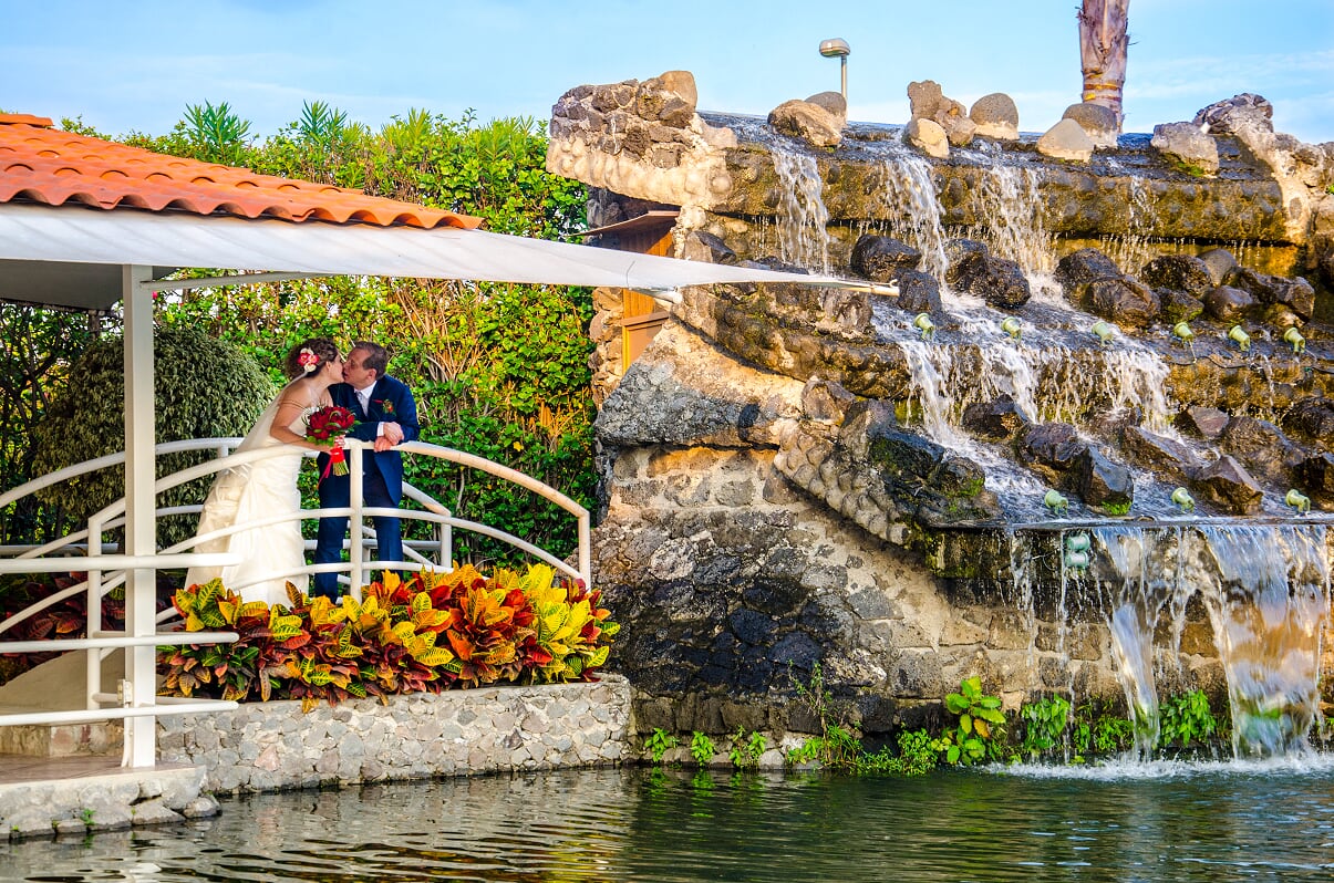 Boda en el puente junto a la cascada en Paraíso del Lago