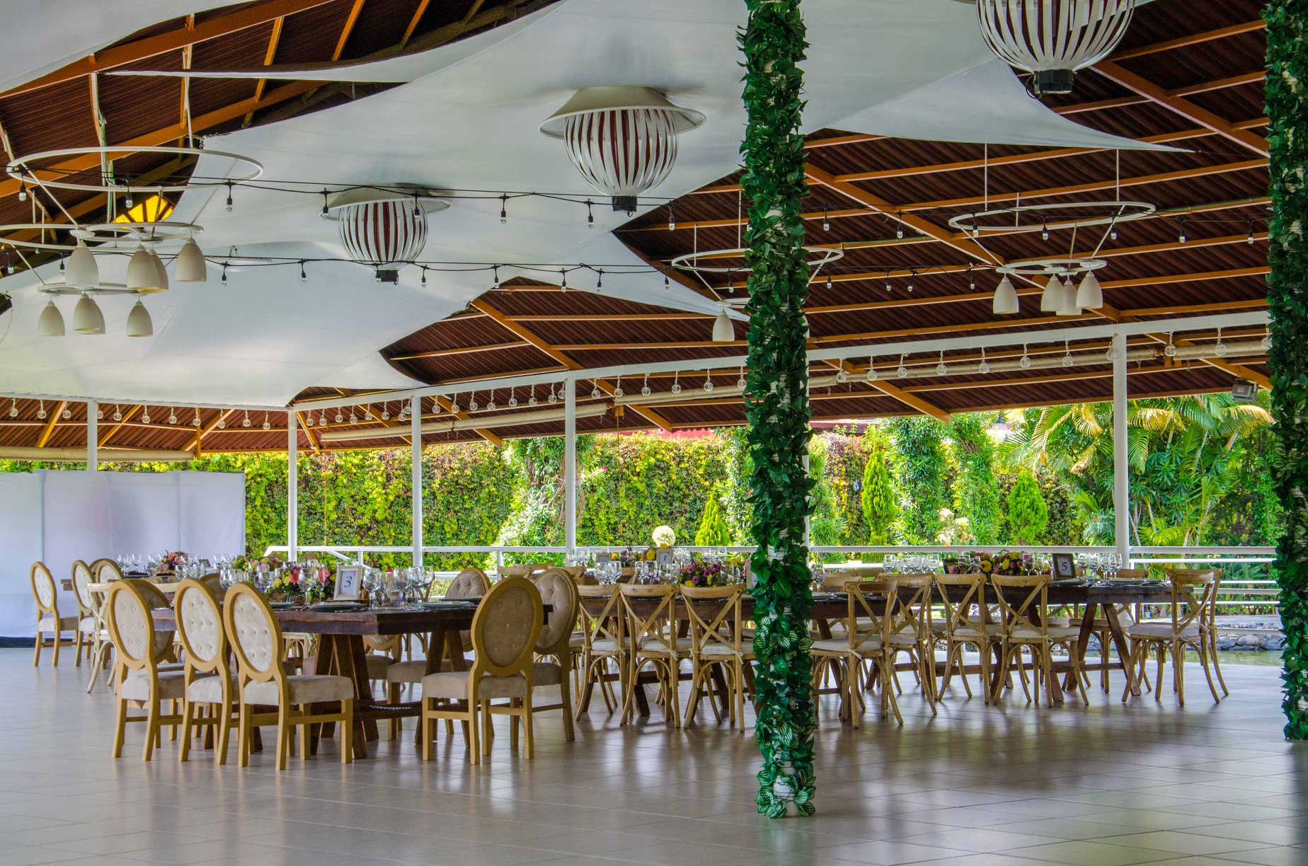 Montaje de salón con vista al jardín en Paraíso del Lago