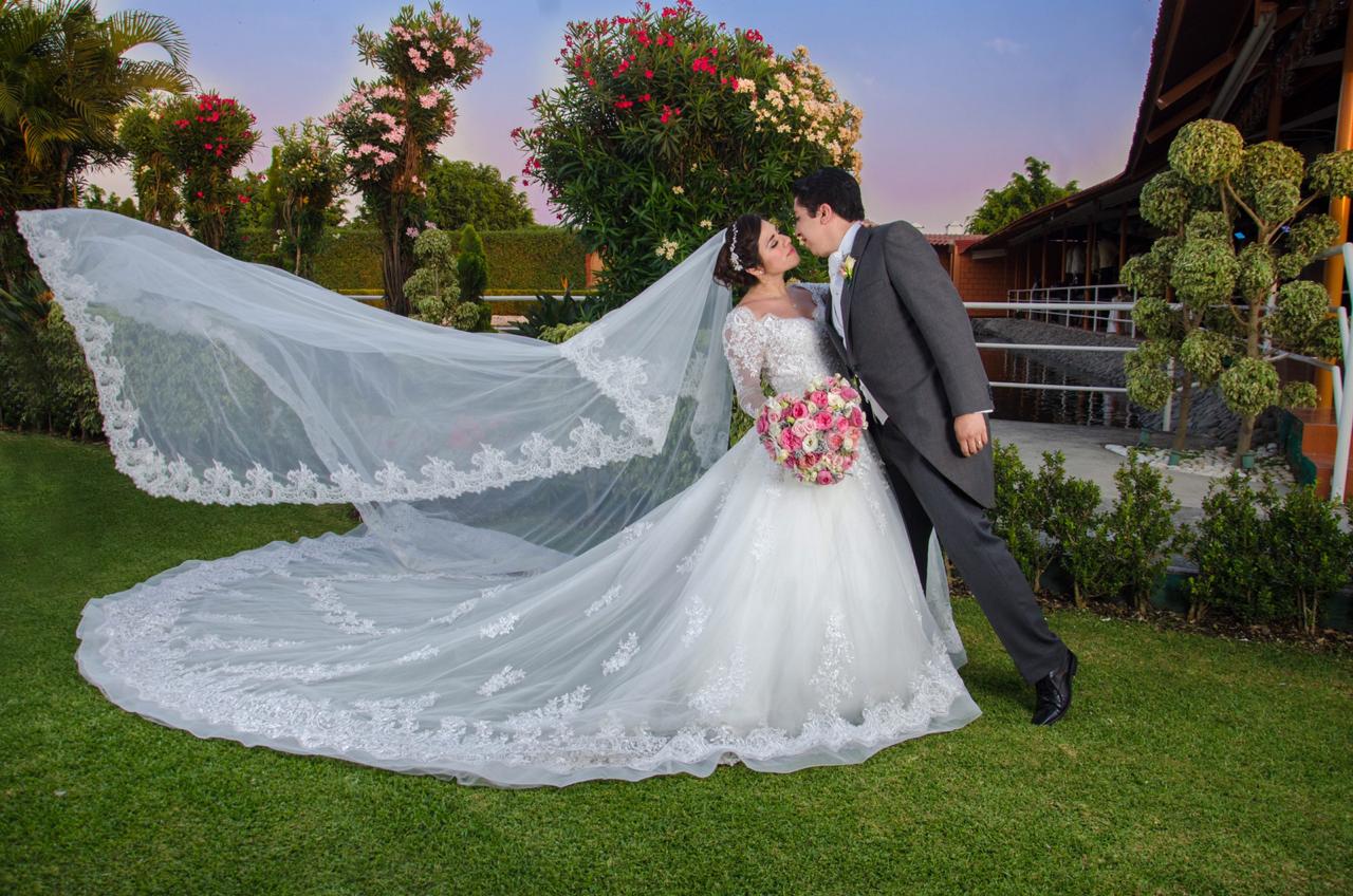 Sesión de fotos de boda en el jardín