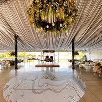 Montaje con pista y decoración colgante